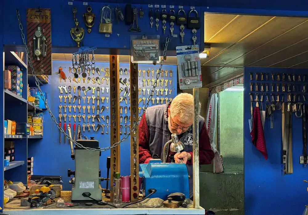 Key cutting machine in operation